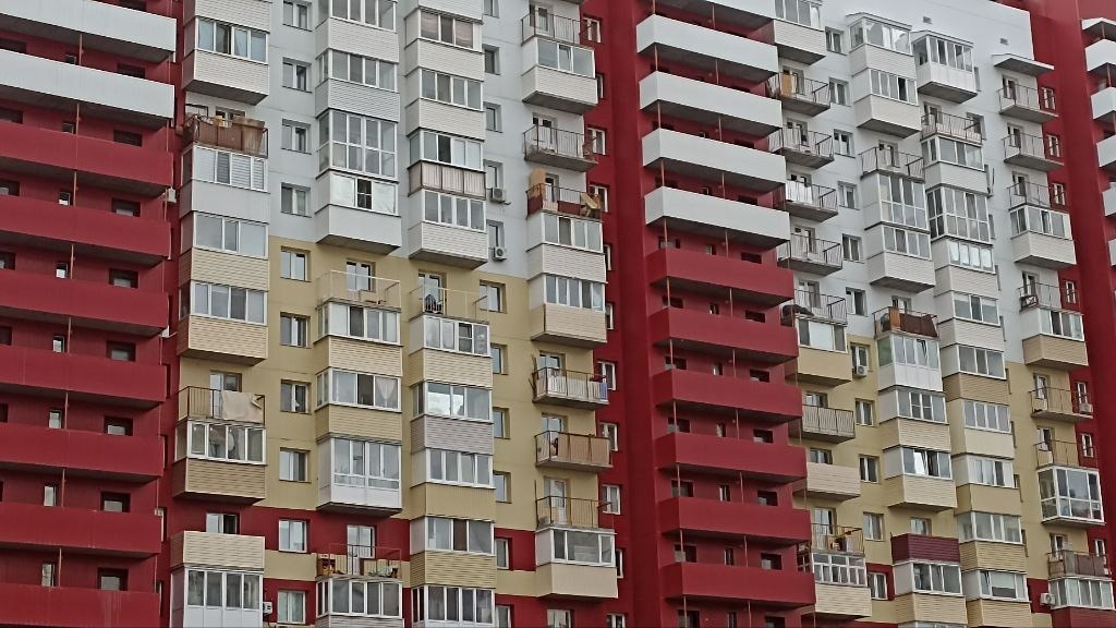 Дом по улице Пермякова, 81 снаружи выглядит очень прилично.