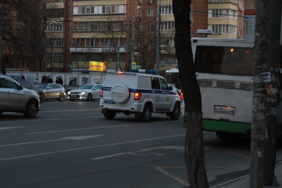 При попытке КАМАЗа отбуксировать автобус, водителя зажало между машинами