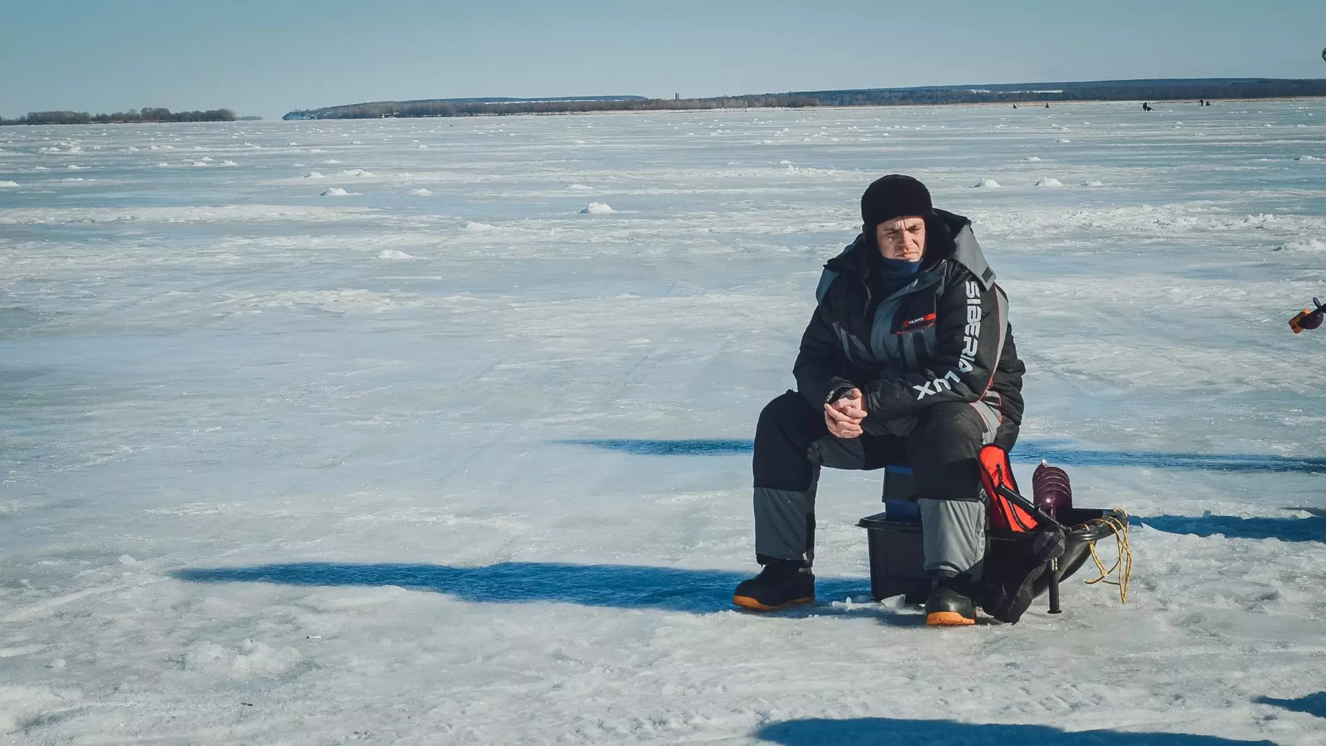 Рискуя жизнью, тюменские рыбаки выходят на тонкий лед