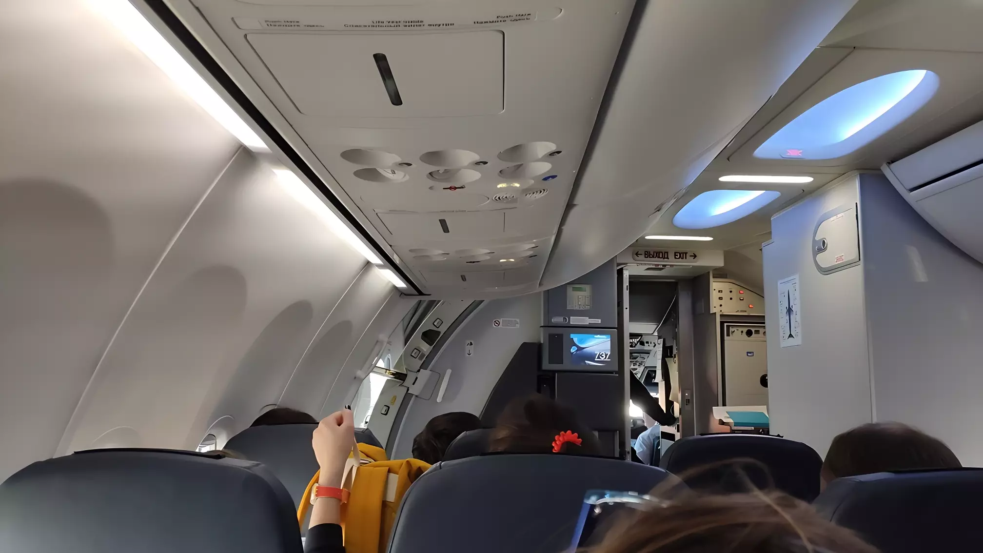 В аэропорту Тюмени оштрафовали стюардессу, курившую на борту самолета
