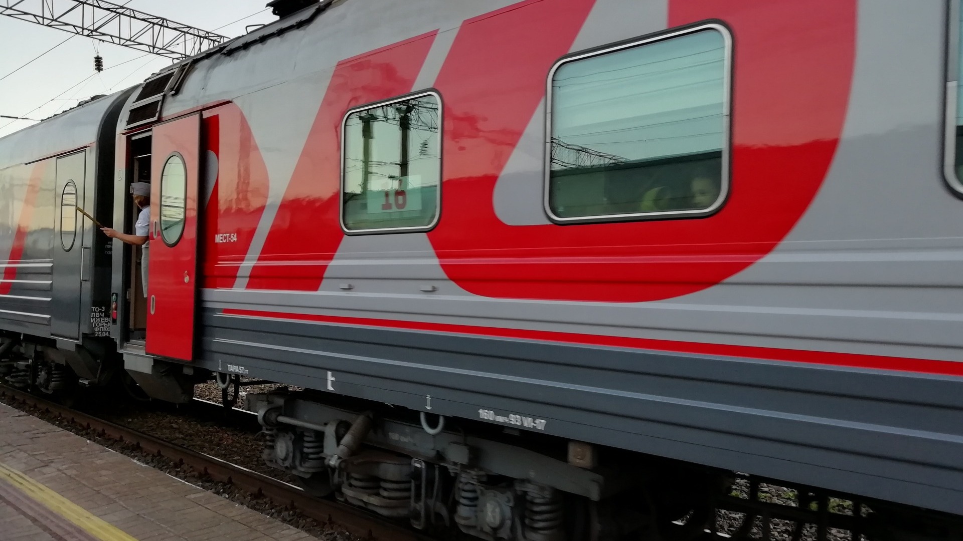 Пили и ругались матом: двух тюменцев сняли с поезда Москва — Барнаул