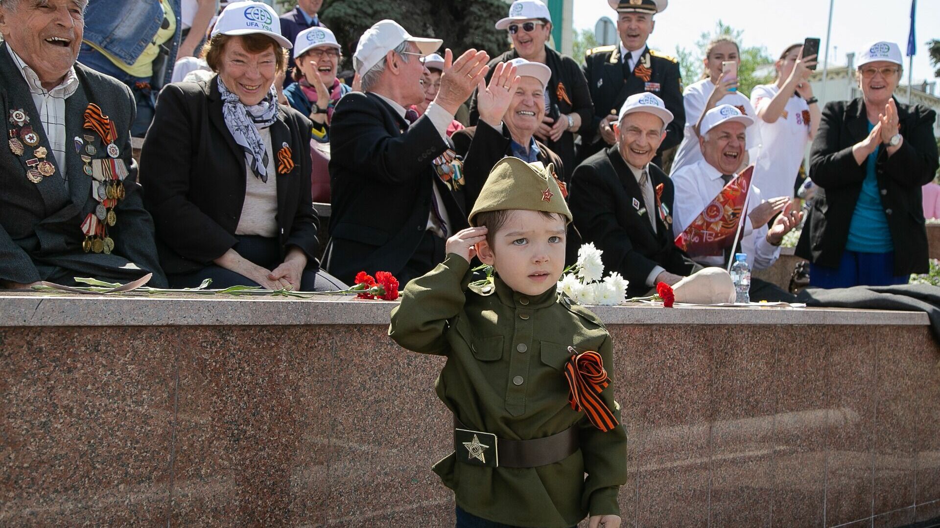 Губернатор Александр Моор поздравил жителей Тюменской области с Днем Победы