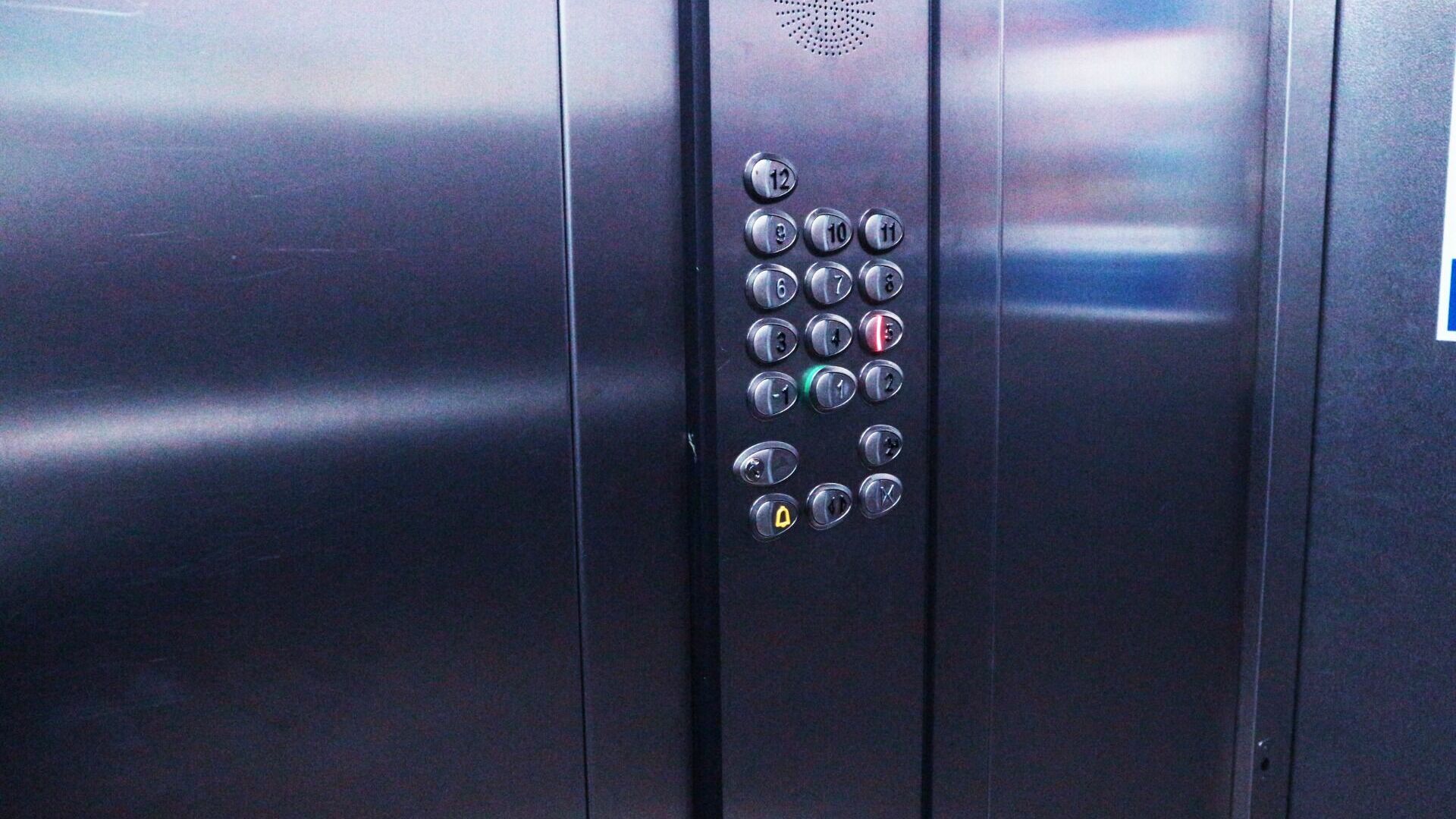 Тюменцы жалуются на регулярные проблемы с лифтом в доме на Боровской, 8