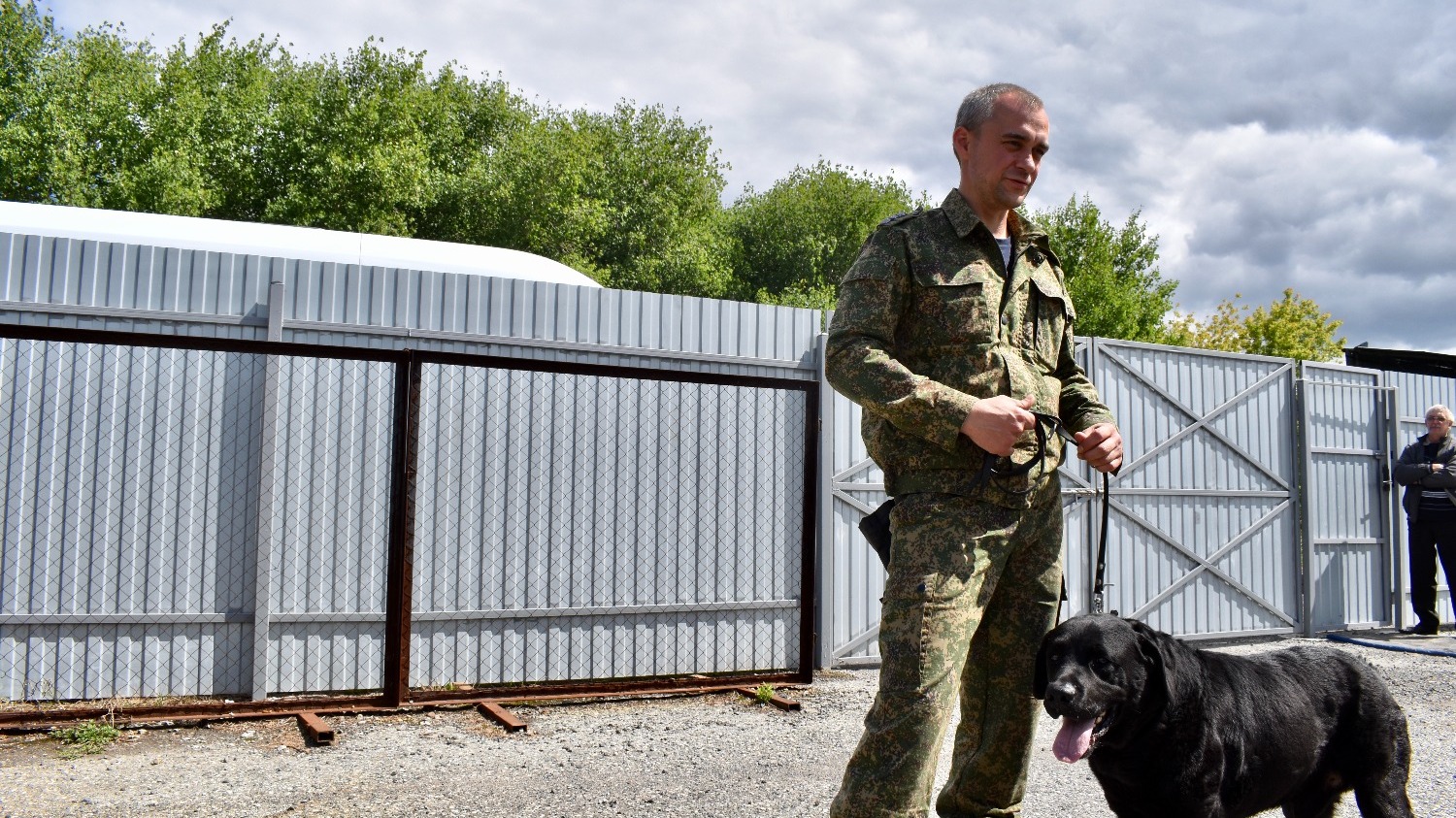 Начальник кинологического отдела Тюменской таможни Дмитрий Яшин и его служебный пес Лэнс.