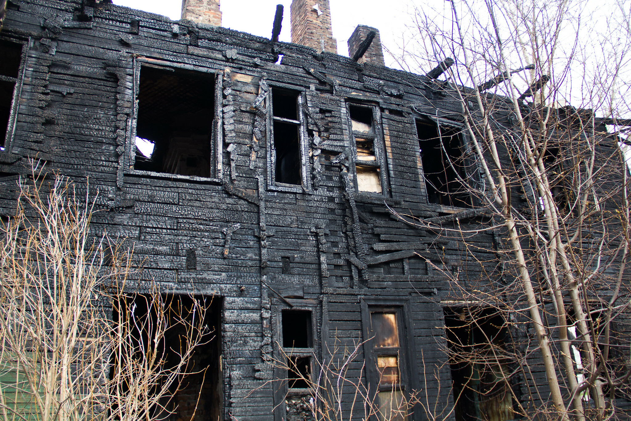 В пожаре в жилом доме в Тюмени пострадали два человека
