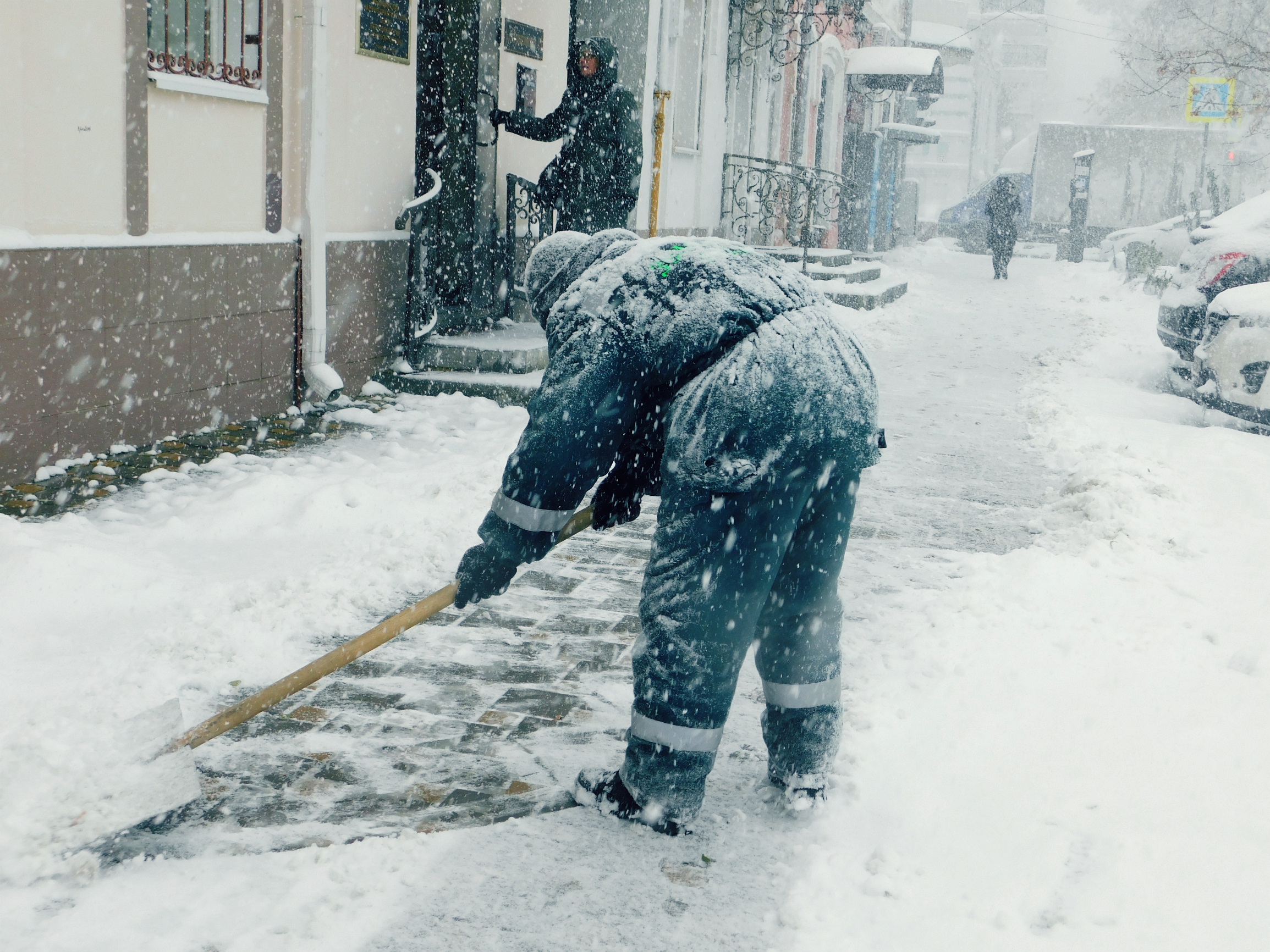 Жителей Тобольска насторожил неожиданный сброс городского снега в Иртыш