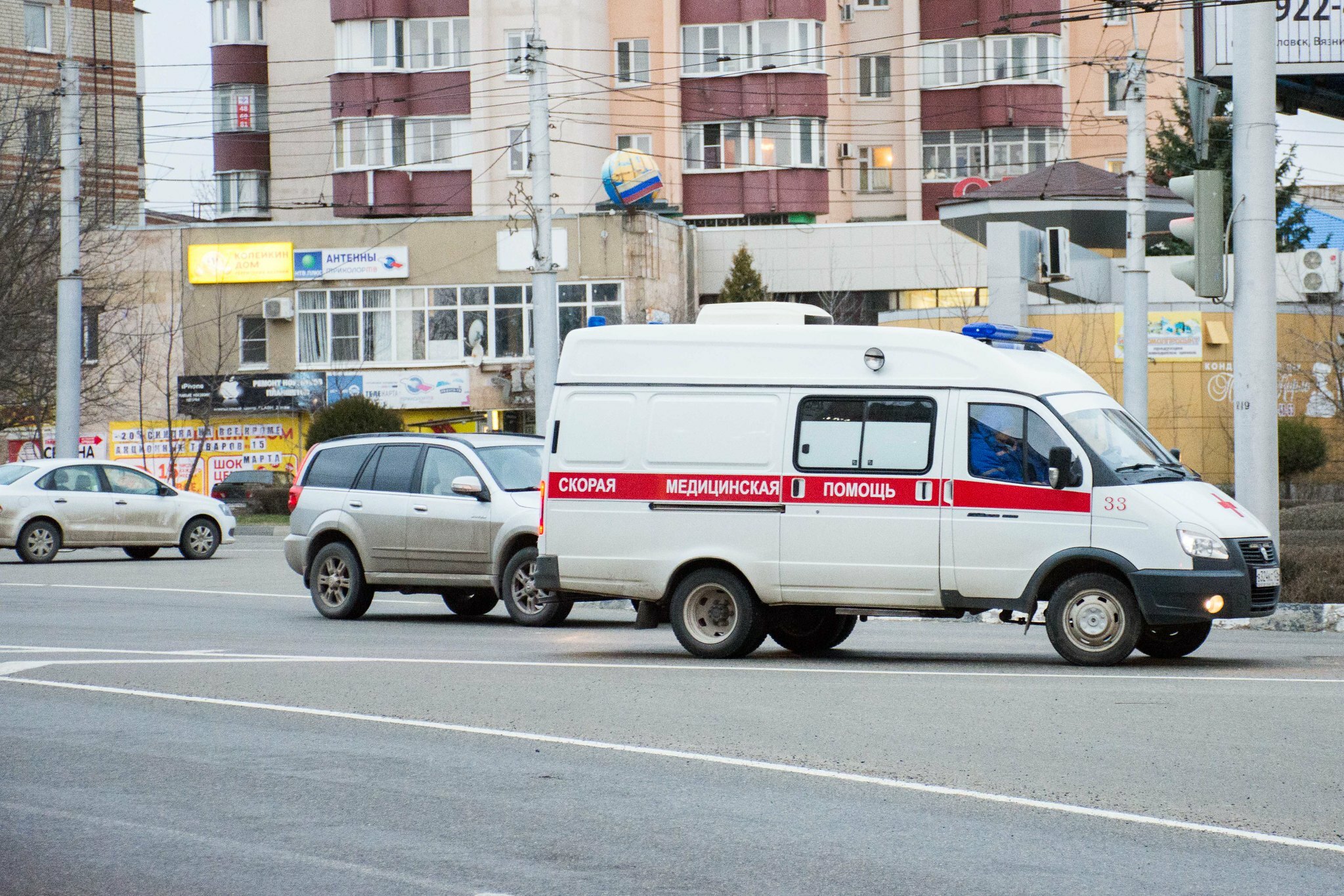 Четверо пострадавших: в Тюмени машина скорой помощи попала в ДТП