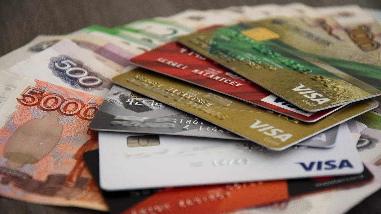 Тюменцы стали меньше пользоваться кредитными картами